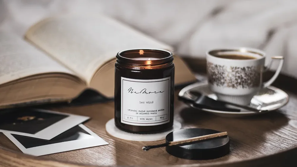 Sójová svíčka v hnědém skle s knížkou a šálkem čaje - NaMora.cz 