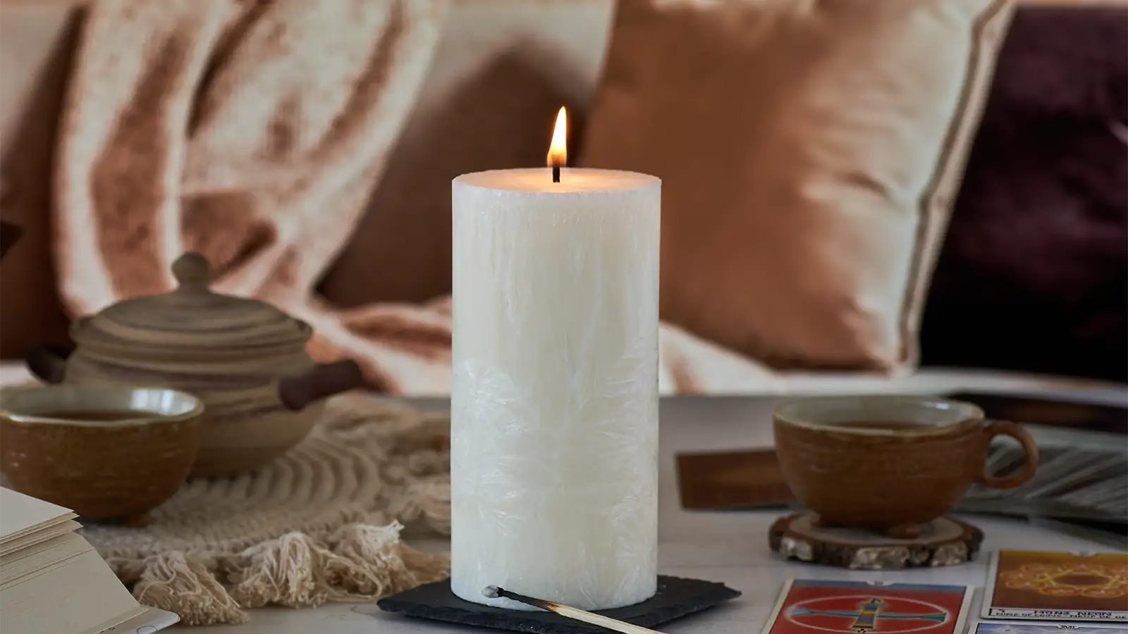 Svíčka z palmového vosku s krystalickou strukturou povrchu