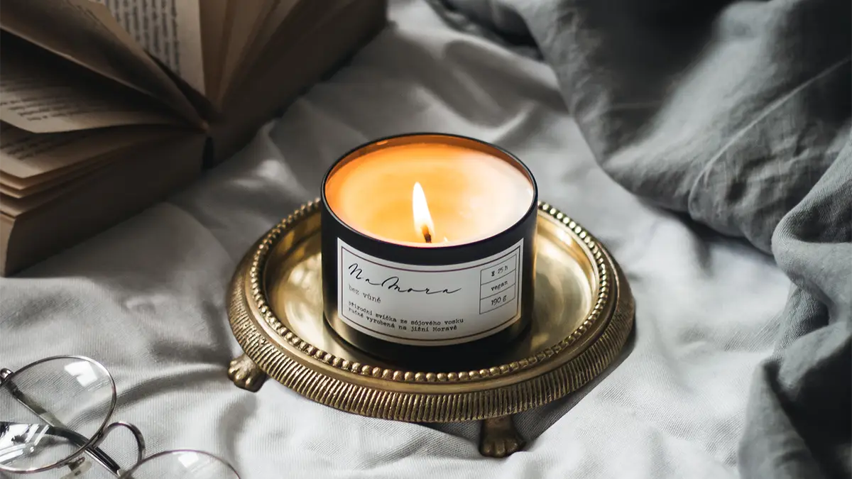 Sójová svíčka v černé plechové dóze. Neparfémovaná, nebarvená.