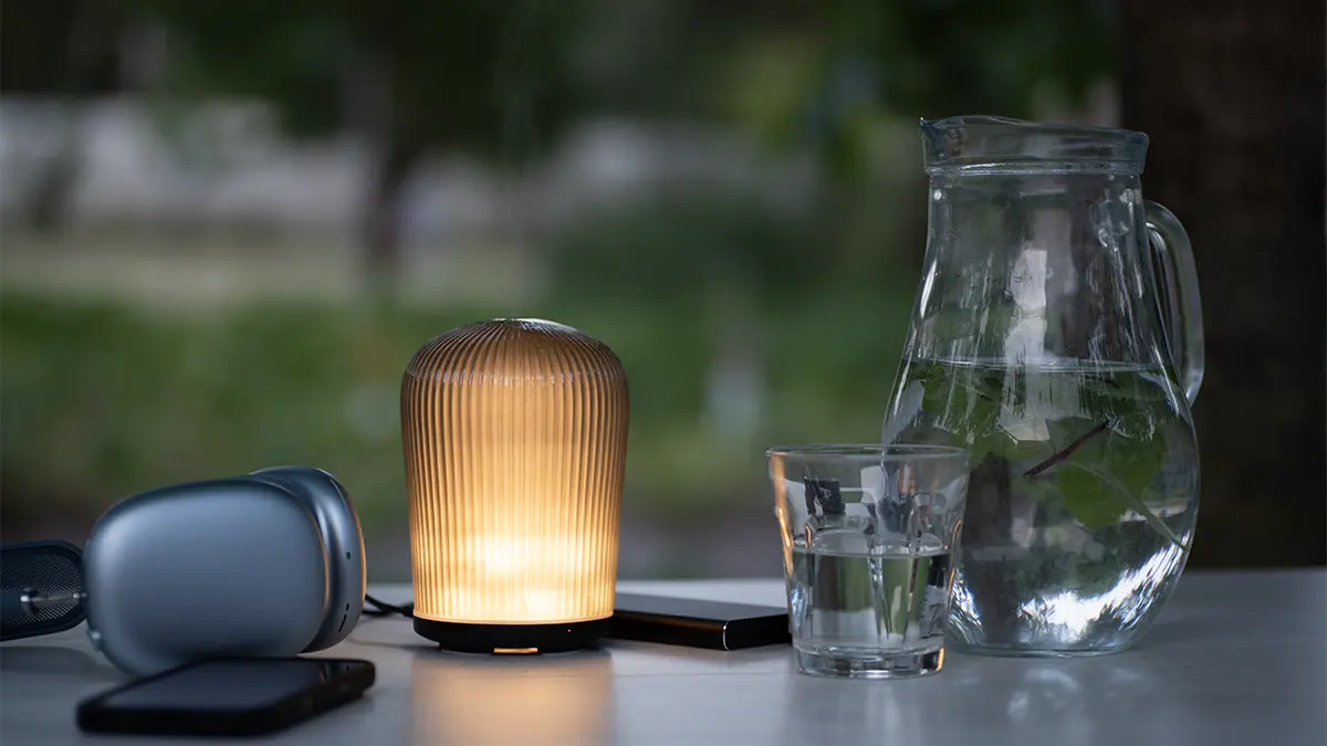 Aromadifuzér Cactus od Serene House rozsvícený na terase