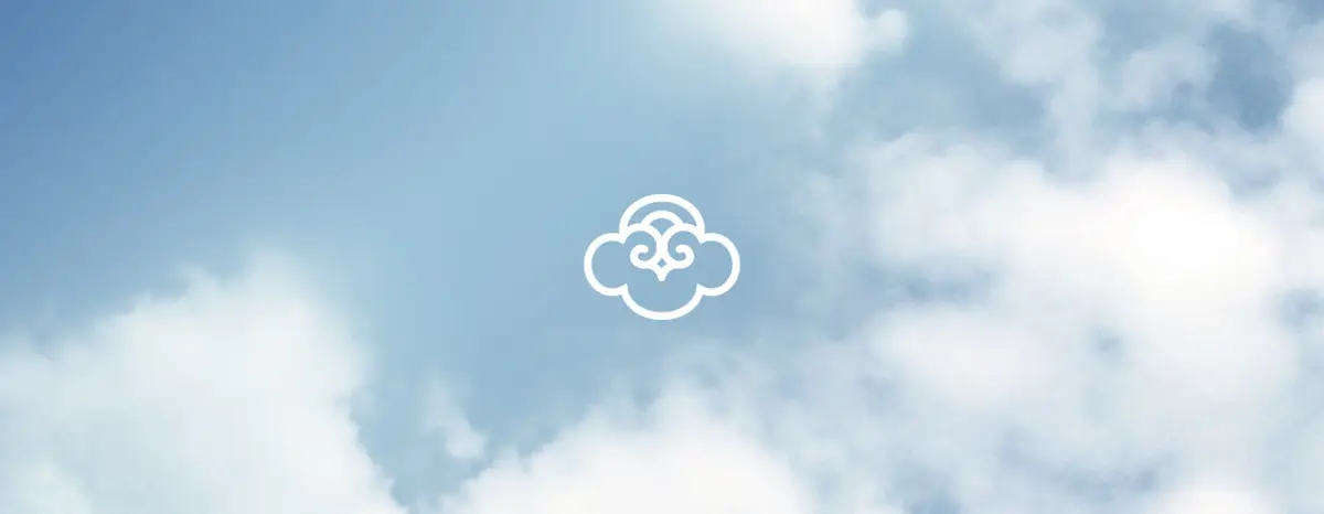 Logo SERENE HOUSE na modré obloze