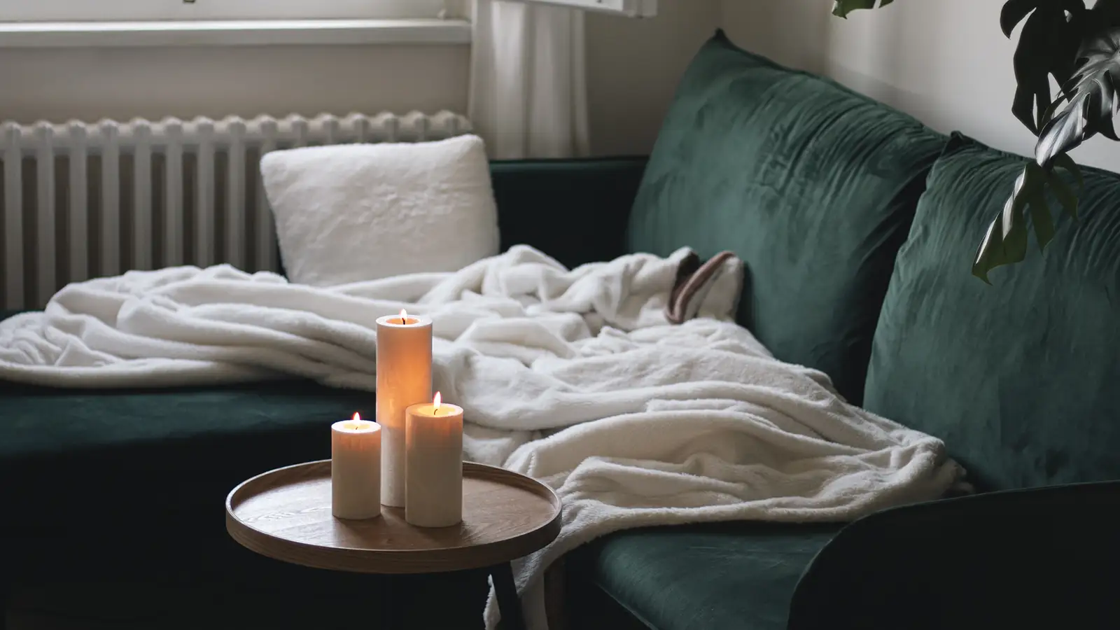 Obývací pokoj s hořícími svíčkami z palmového vosku