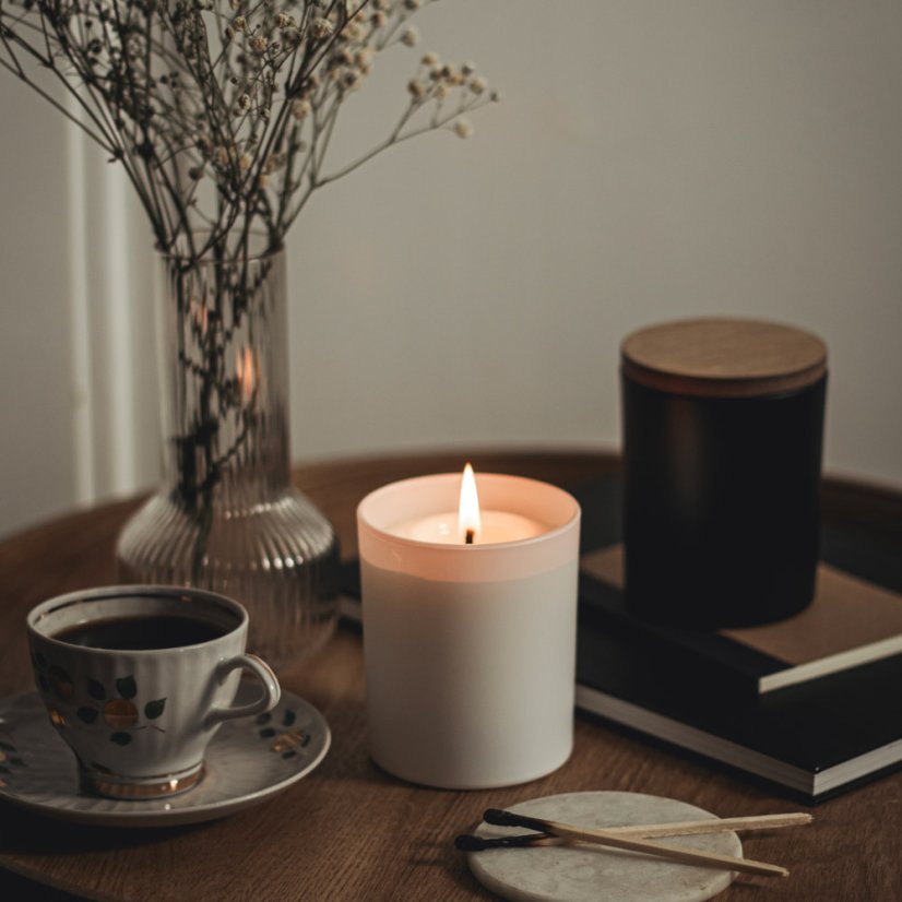 Sada sójových svíček v černém a bílém skle s natural dřevěným víčkem