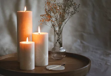 Velký průvodce přírodními svíčkami: Vše o sójovém a palmovém vosku