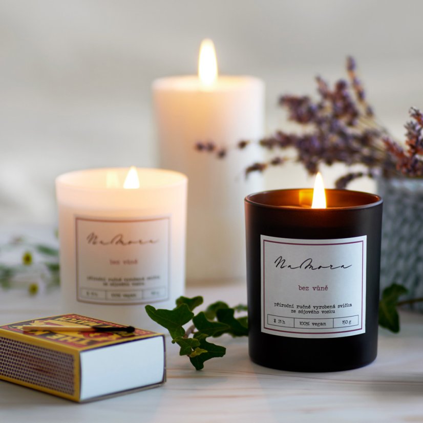 Sada sójových svíček v černém a bílém skle s natural dřevěným víčkem