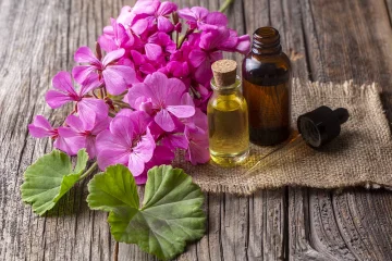 Esenciální olej Geranium: Ženská harmonie a péče o pleť a účinky