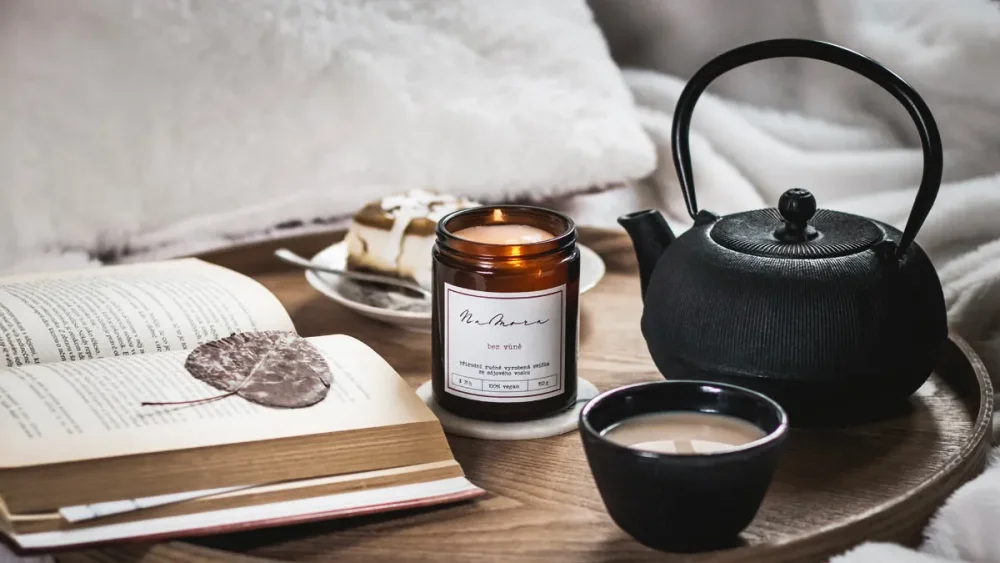 Přírodní svíčka ze sójového vosku v hnědém skle