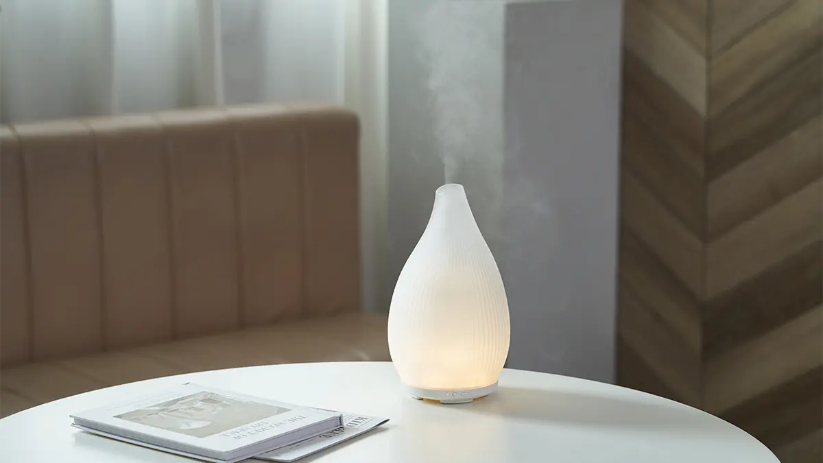 Ultrazvukový aromadifuzér Bud od Serene House s bílým skleněným stínidlem a podsvícením