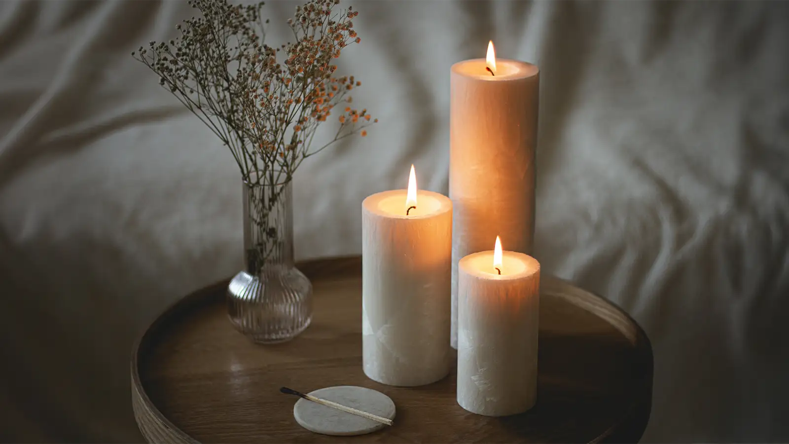 Svíčky z přírodního palmového vosku na stole