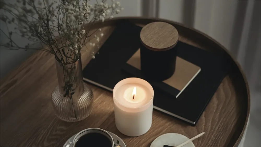 Sójová svíčka v bílé sklenici