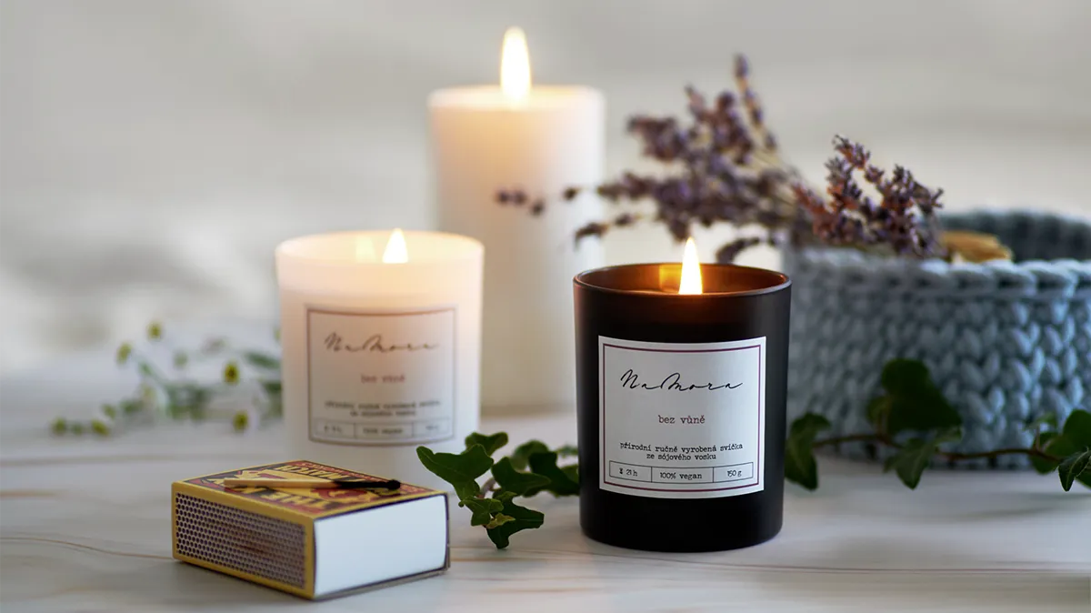 Sada sójových svíček v černé a bílé sklenici