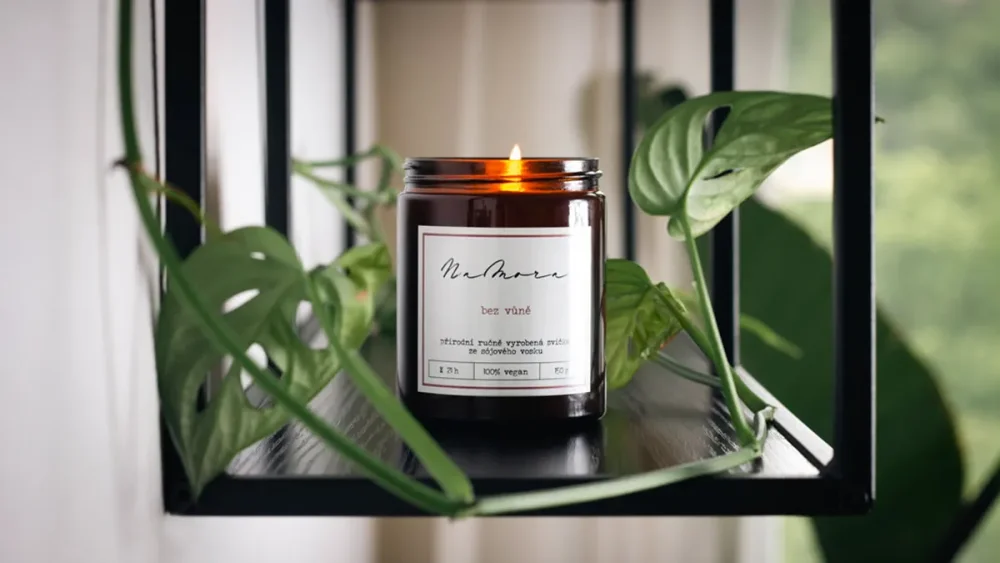 Sójová svíčky v hnědém skle bez parfemace na poličce - NaMora.cz
