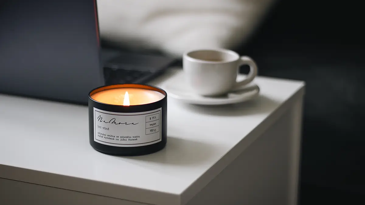 Sójová svíčka v černé plechové dóze. Neparfémovaná, nebarvená.